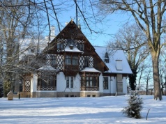 Ten pałacyk nie ma sobie równych. Piękna rezydencja w szwajcarskim stylu