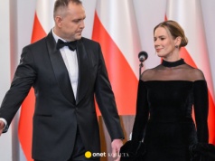 Marta Nawrocka w welurowej sukni. Wiemy, kto stoi za tym projektem