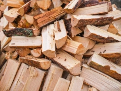 Grzeje jak buk, kosztuje mniej i schnie szybciej. Polacy masowo wymieniają drewno do kominka