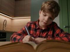 Obsesja na punkcie ocen może zniszczyć dziecko. Prowadzi do perfekcjonizmu i lęków