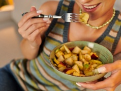 O której jeść kolację, żeby schudnąć? Popularny mit runął jak domek z kart