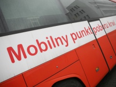 Mobilna klinika centrum krwiodawstwa w trasie