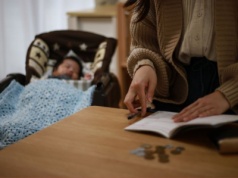 Polacy mogą dostać 1000 zł zapomogi. Mało kto jeszcze pamięta o becikowym