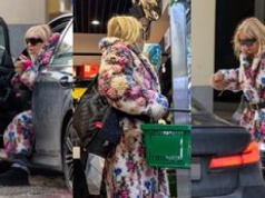 Otulona kwiecistym futrem Monika Olejnik nawiedza delikatesy. Na zakupy zabrała ze sobą torbę za 20 tysięcy złotych (ZDJĘCIA)