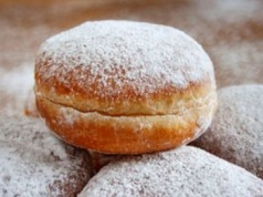 Mięciutkie i przepyszne. Te pączki z kremem czekoladowym to pewniak na tłusty czwartek