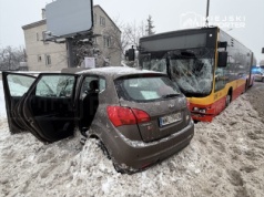 Osobówka zderzyła się z miejskim autobusem. Nie żyje pasażer auta