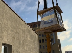 Przełom w onkologii w Olsztynie. Szpital wciągnął przez okno wielką aparaturę za 43 mln zł