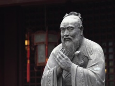 „Nie narzekaj, że ci ciężko, jeśli idziesz na szczyt”. 12 cytatów Konfucjusza, które umocnią cię i pomogą osiągnąć wymarzone cele w nowym roku