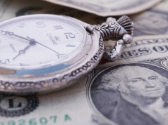 Używane luksusowe zegarki. Rolex zwąchał miliony i wykańcza szarą strefę