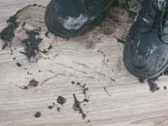 Dodaj do wody i przetrzyj podłogi. Zacieki z soli i błota znikną, a panele będą lśnić