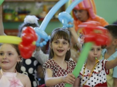 Nowa moda w przedszkolach. Solenizant rozdaje prezenty całej grupie. Matka: Postawiono granicę