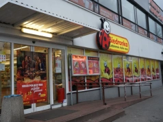 Pensja z Biedronki sprzed lat dziś nie starczyłaby na zakupy. Ale czy naprawdę teraz jest dużo lepiej?