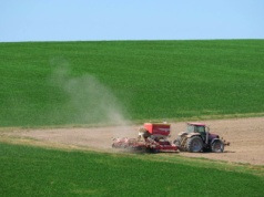 Koniec dzierżawy 2300 ha po znanej spółce. Wiemy, ile ziemi KOWR odda rolnikom