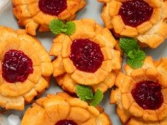 Zamiast zwykłych faworków zrób karnawałowe róże. Od samego patrzenia można zgłodnieć