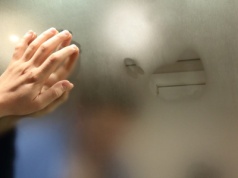 Genialny sposób na zaparowane lustra. Ten trik rozwiąże problem na cały tydzień