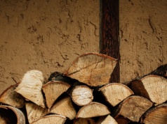 Ile kosztuje drewno opałowe? Tyle trzeba zapłacić za jeden kubik
