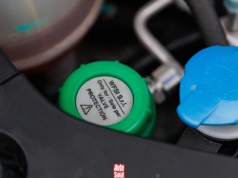 Znalazłem nietypowy zbiornik pod maską nowego chińskiego auta. Już dawno go nie widziałem