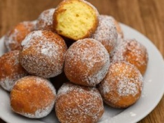 Weż serek wiejski i 2 jajka. Dorzuć kilka składników, a po chwili będziesz mieć górę lekkich i białkowych pączków