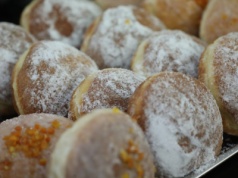 Karnawałowe pączki bez drożdży podbijają internet. Są gotowe w 15 minut