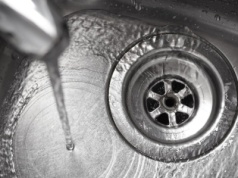 Tak szybko udrożnisz odpływ. Bez chemii i wzywania hydraulika