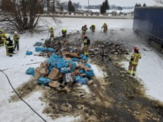 Pożar makulatury w śmieciarce w Panieńszczyźnie. Szybka akcja strażaków z Lublina i gminy Jastków