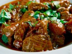 Zapomnij o mące i śmietanie. To on doskonale zagęszcza gulasz i nie tuczy