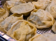 Na obiad robię kaukaskie pierogi. Ciasto tak mięciutkie, że rozpływa się w ustach