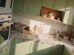 Świeży trend na nowy rok. Szykuj farbę i narzędzia, bo starej kuchni mówimy: papa