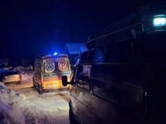 Karetka zakopała się w śniegu pod Olsztynem. Pacjent potrzebował pilnej pomocy