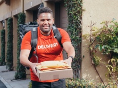 Czy kurier może zostawić paczkę pod drzwiami? Odpowiedzialność za przesyłkę, reklamacja i ciężar dowodu