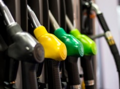 Rekordowe spadki cen paliw to już historia? Kierowcy tankują najtaniej od 4 lat, ale widmo podwyżek powraca