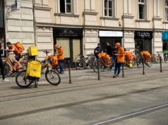 Kurierzy jedzenia na rowerach w Krakowie. Kim są, skąd pochodzą i jak naprawdę wygląda ich praca?