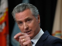 Największy polityczny wróg Trumpa leci za nim do Davos. Będzie się działo