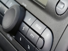 Widzisz ten przycisk w swoim radiu? Mało kto wie, do czego służy