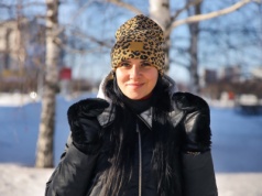 Efekt "hat hair" psuje humor tysiącom kobiet. Te triki w końcu to zatrzymają