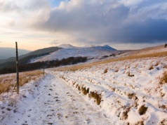 Rzuć wszystko i wyjedź w Bieszczady albo do polskiej pustelni. Gdzie jechać zimą na weekend?