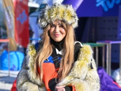 Agnieszka Kotońska w ultra krótkim futerku, ale uwagę przyciąga ta czapka. Nie do wiary co stało się przed kamerą!