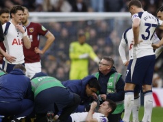 Dramatyczne sceny na boisku. Piłkarzowi podano tlen. Trybuny zamilkły