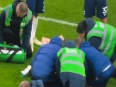 Chwile grozy na boisku. Piłkarz potrzebował pomocy, cały stadion umilkł