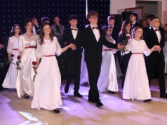 Między młodzieńczą beztroską a dojrzałością. Studniówka II LO