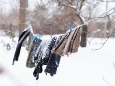 Nie wrzucaj ich do pralki. Moja babcia prała wełniane swetry w śniegu