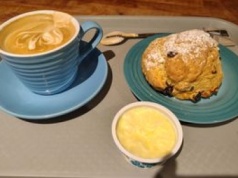 Zamówiła kawę i słynną bułeczkę w brytyjskiej kawiarni. W Polsce zapłaciłaby podobnie