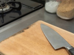 Drewniana czy plastikowa deska do krojenia? Ekspert wyjaśnia, które rozwiązanie jest bezpieczniejsze 