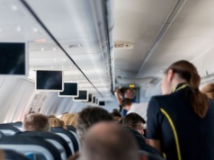 Wielu pasażerów boi się nacisnąć ten przycisk. Była stewardessa zdradza, do czego naprawdę służy