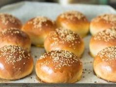 Bułeczki napakowane białkiem. Proste, sycące, w sam raz na śniadanie