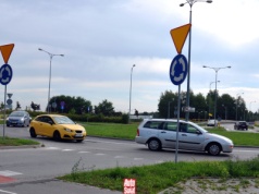 Czy trzeba włączać lewy kierunkowskaz podczas skrętu w lewo na rondzie? Wyrok sądu