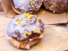 Przegląd cen na tłusty czwartek 2026. Tyle zapłacimy za pączka, Polaków czeka zdumienie