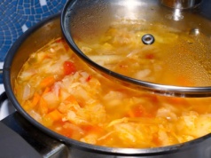 Rozgrzewa od pierwszej łyżki i smakuje nawet po kilku dniach. Ta zupa ratuje mnie zimą