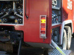 Pożar domu pod Grójcem. Poważnie poparzony starszy mężczyzna