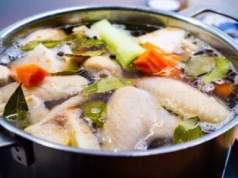 Do jakiej wody wkładać mięso na rosół? To ważniejsze, niż myślisz